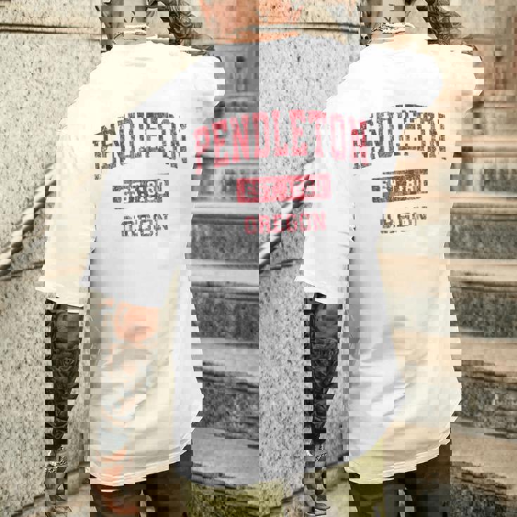 オレゴン州ペンドルトンビンテージスポーツデザインレッドデザイン メンズTシャツ バックプリント 彼への贈り物