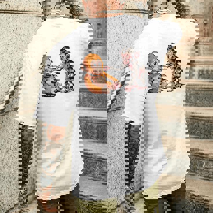 オレンジのおもちゃで悲しい猿のパンチ メンズTシャツ バックプリント 彼への贈り物