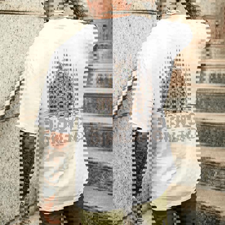 ドゥオーモ・ディ・ミラノ大聖堂のイラスト メンズTシャツ バックプリント 彼への贈り物