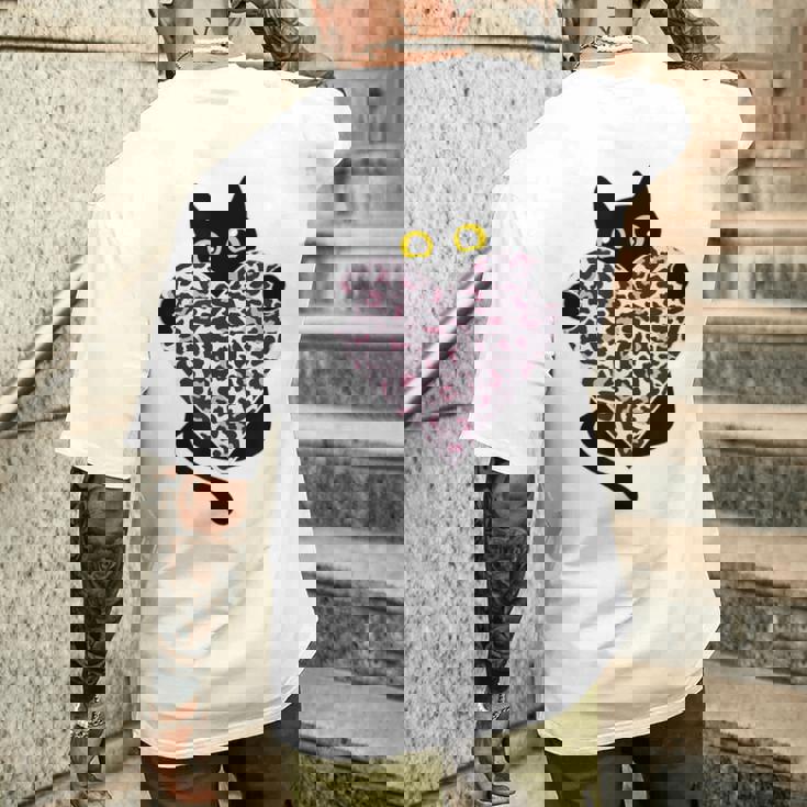 ピンクのヒョウ柄ハートを持つ黒猫 メンズTシャツ バックプリント 彼への贈り物