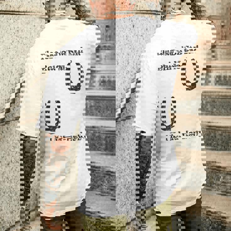 後蹴りに注意 蹄鉄 馬好き 馬術部 キッズ 大人 親子ペア バックプリント メンズTシャツ バックプリント 彼への贈り物