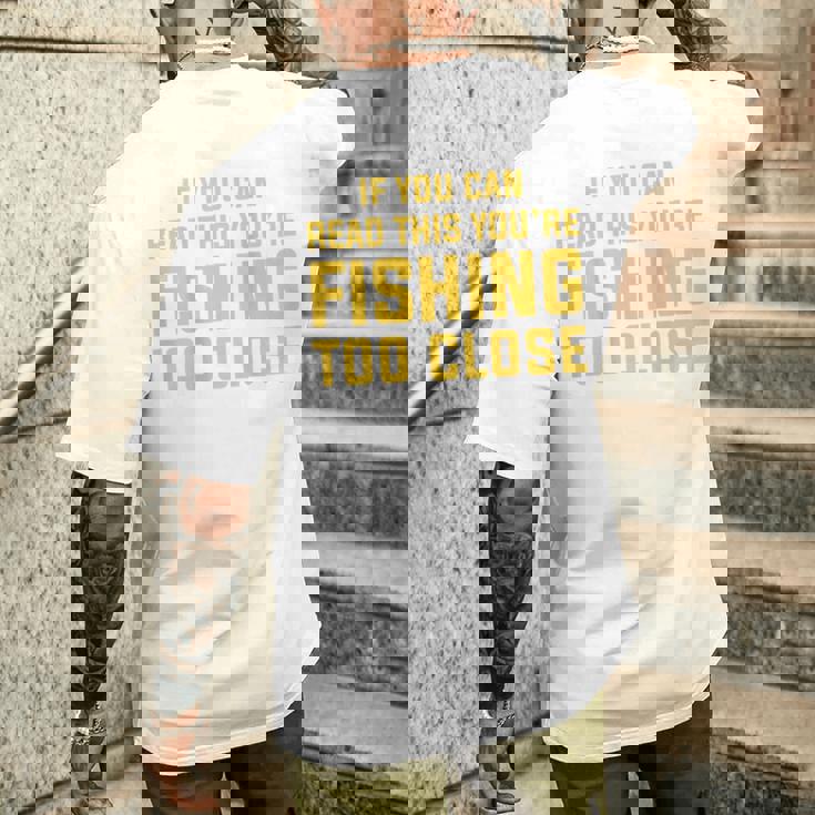 背面には「If You Can Read This You're Fishing Too Close メンズTシャツ バックプリント 彼への贈り物