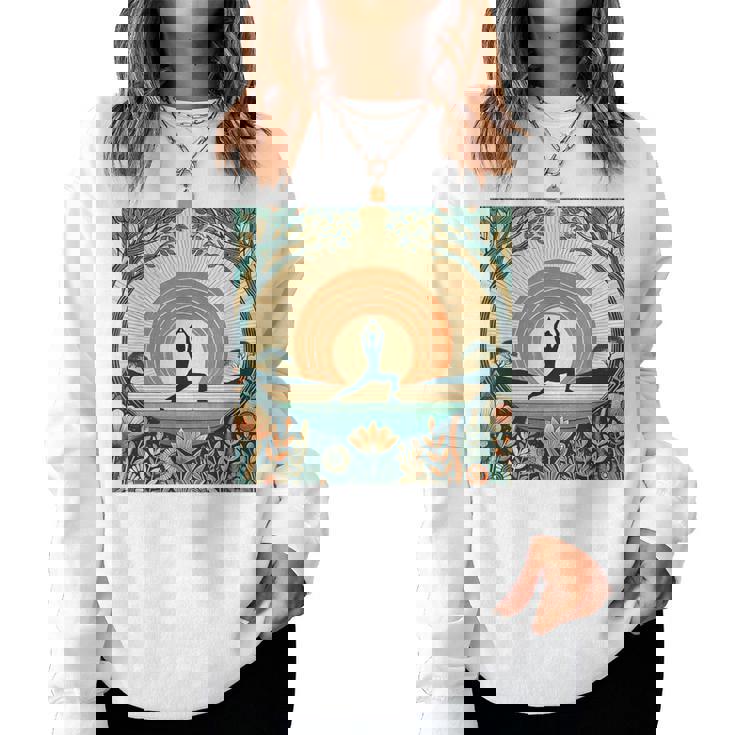 夕焼けの戦士ポーズ、ヨガの自然のイラスト、花柄。 レディーススウェットシャツ