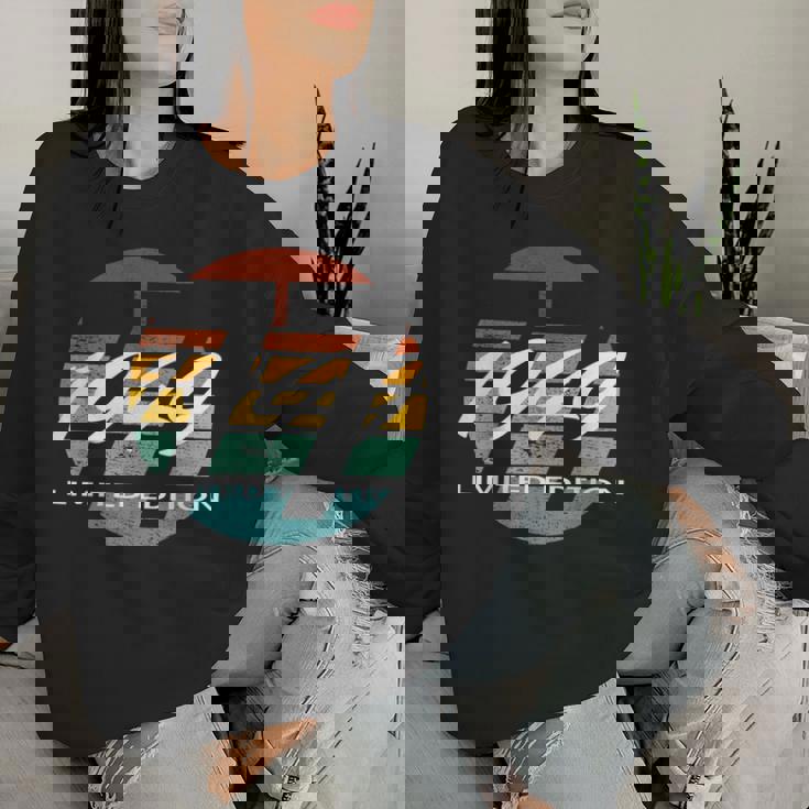 77 歳の誕生日男性女性 77 歳 1949 面白いギフト レディーススウェットシャツ 彼女への贈り物