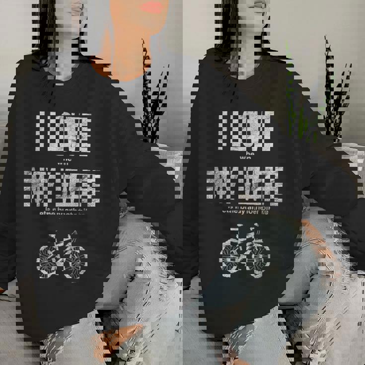 マウンテンバイク I Love When My Wife Lets Me Buy Another Bike レディーススウェットシャツ 彼女への贈り物