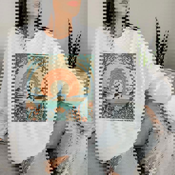 夕焼けの戦士ポーズ、ヨガの自然のイラスト、花柄。 レディーススウェットシャツ 彼女への贈り物