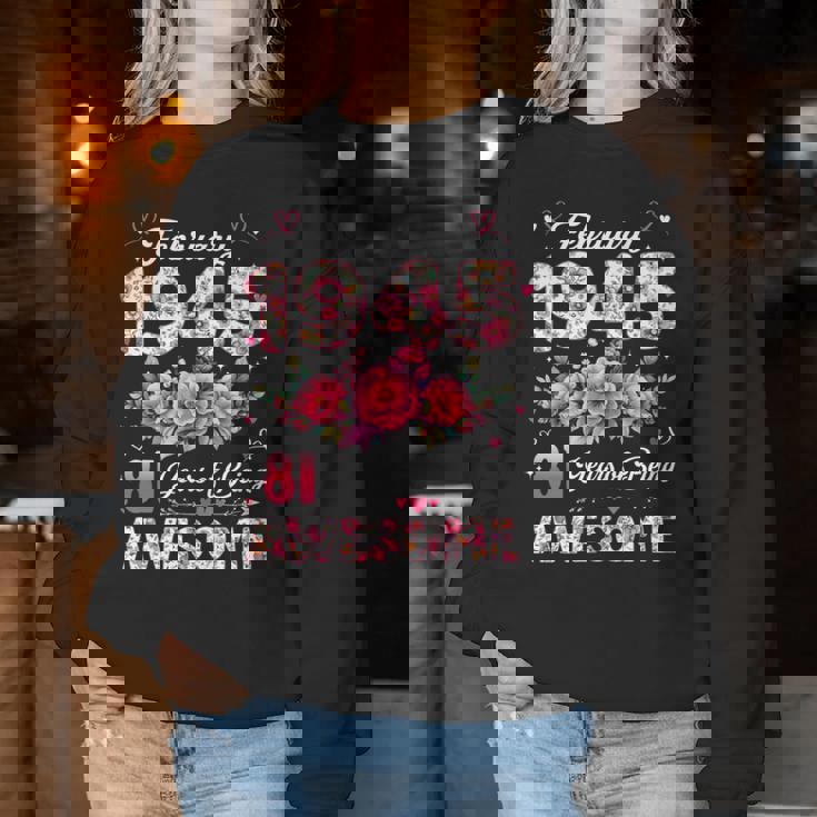 81歳 1945年2月 花柄 81歳 誕生日 男性 女性 長袖tシャツ レディーススウェットシャツ 面白い贈り物