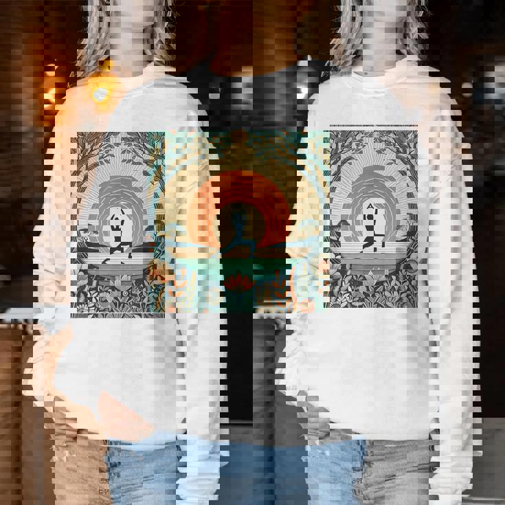 夕焼けの戦士ポーズ、ヨガの自然のイラスト、花柄。 レディーススウェットシャツ 面白い贈り物