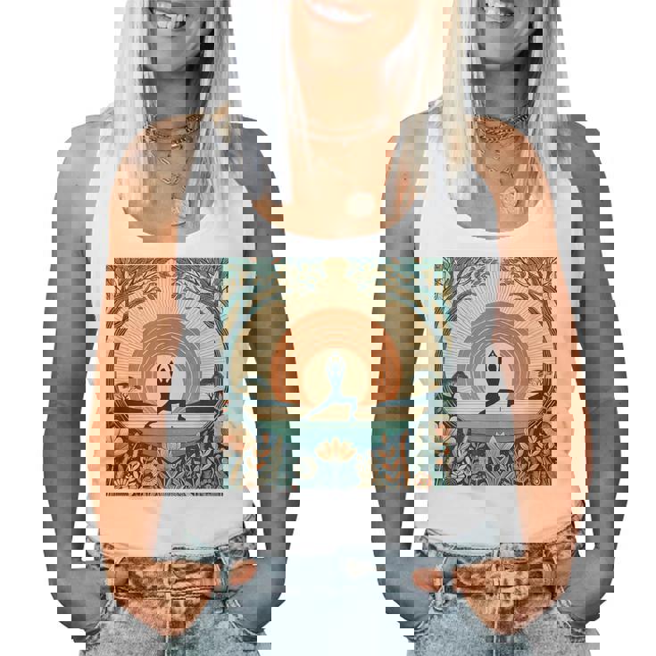 夕焼けの戦士ポーズ、ヨガの自然のイラスト、花柄。 レディースタンクトップ