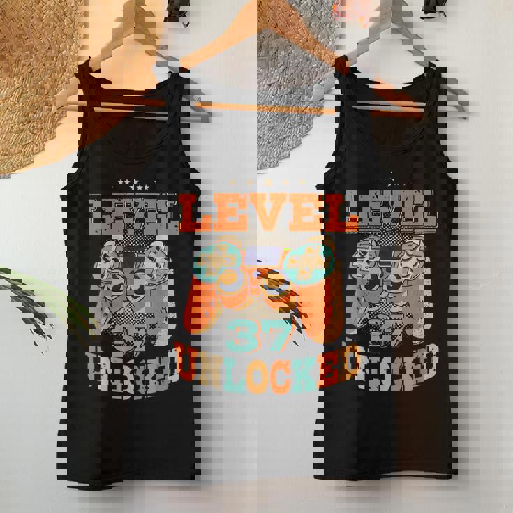 37歳の誕生日プレゼント 37歳 男性と女性、ビデオゲーム 1984年生まれ レディースタンクトップ 面白い贈り物