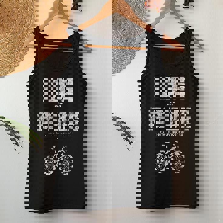 マウンテンバイク I Love When My Wife Lets Me Buy Another Bike レディースタンクトップ 面白い贈り物