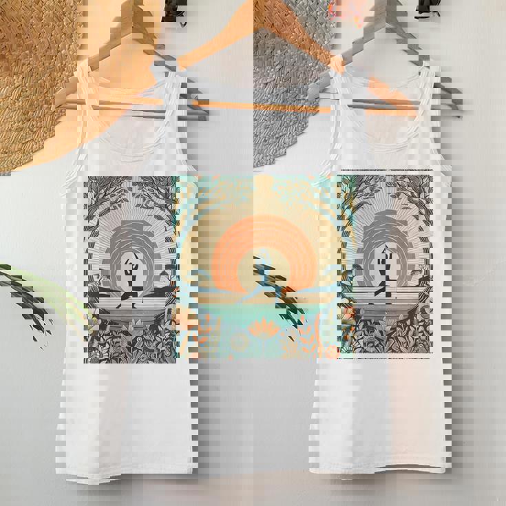 夕焼けの戦士ポーズ、ヨガの自然のイラスト、花柄。 レディースタンクトップ 面白い贈り物