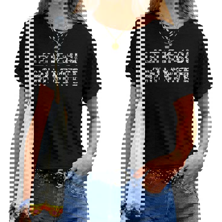 Let Me Ask My Wife ay Husband Life ユーモア レディースTシャツ