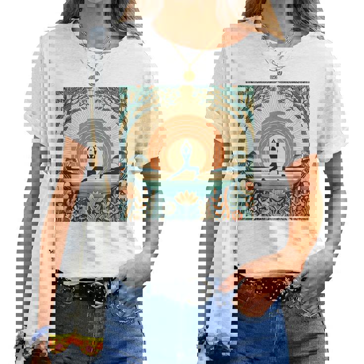 夕焼けの戦士ポーズ、ヨガの自然のイラスト、花柄。 レディースTシャツ