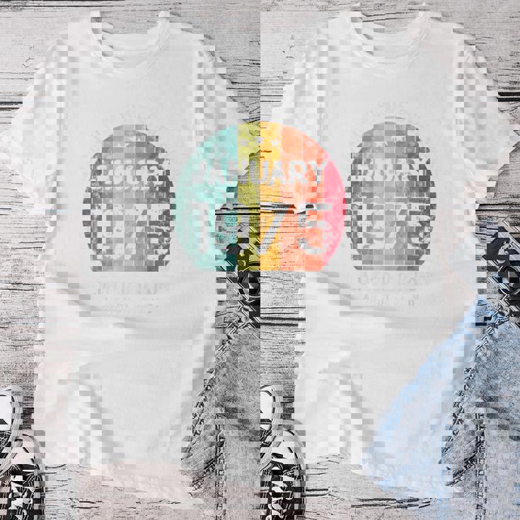 1975年1月以来絶対に素晴らしい男性と女性の誕生日。 レディースTシャツ 面白い贈り物