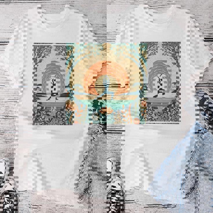 夕焼けの戦士ポーズ、ヨガの自然のイラスト、花柄。 レディースTシャツ 面白い贈り物