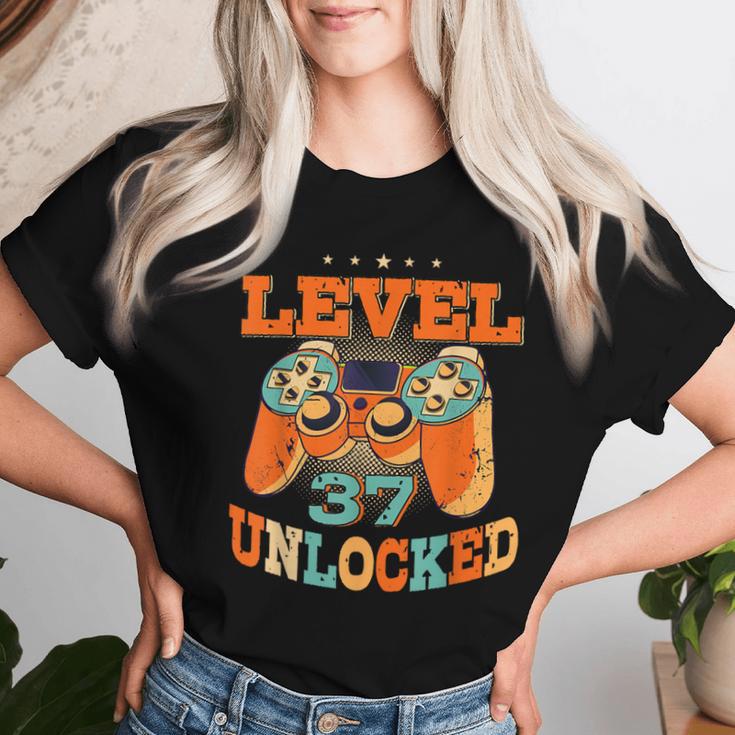 37歳の誕生日プレゼント 37歳 男性と女性、ビデオゲーム 1984年生まれ レディースTシャツ 彼女への贈り物