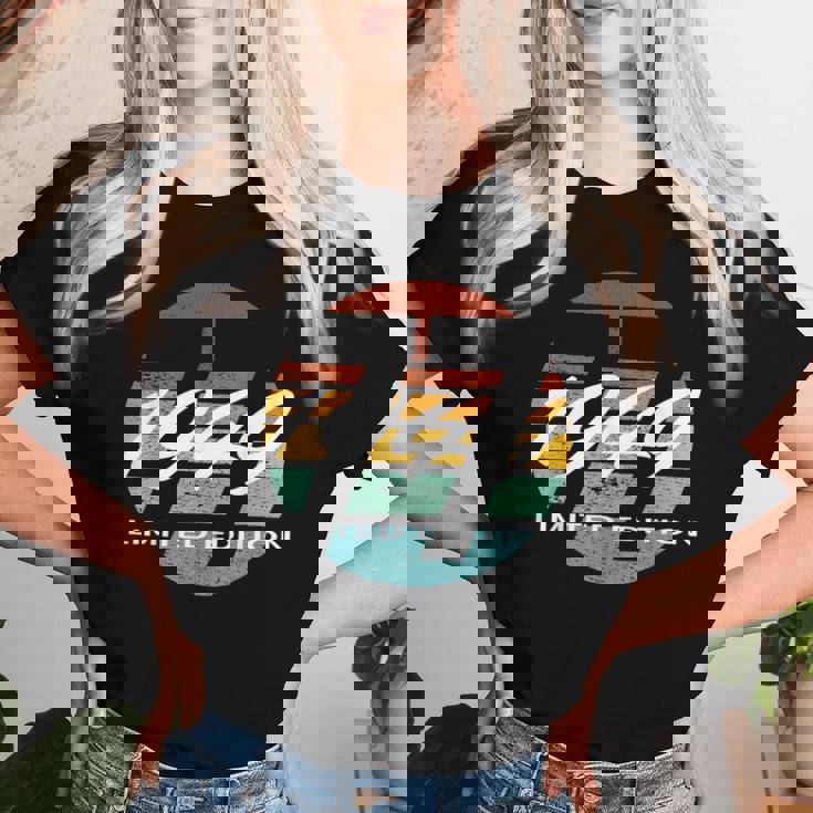 77 歳の誕生日男性女性 77 歳 1949 面白いギフト レディースTシャツ 彼女への贈り物