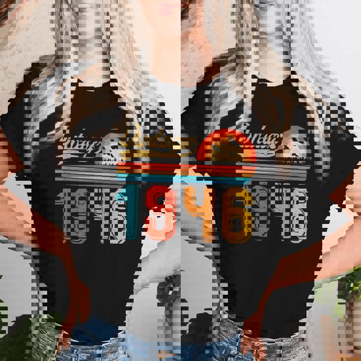 80歳の誕生日プレゼント 80歳 男性 女性 レトロ ヴィンテージ 1946 レディースTシャツ 彼女への贈り物