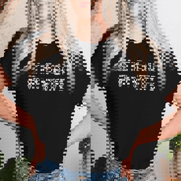 Let Me Ask My Wife ay Husband Life ユーモア レディースTシャツ 彼女への贈り物