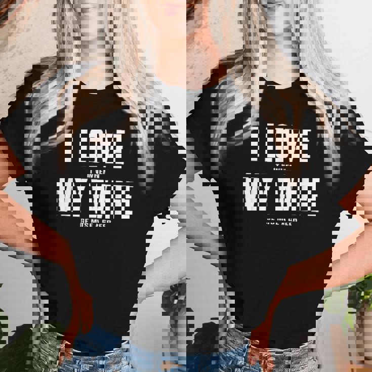 I Love It When My Wife Gets Me A Beer シャツ レディースTシャツ 彼女への贈り物