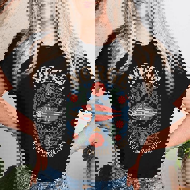 サーモン ノルウェー Rosemaling 花柄 フィヨルド 自然 Norge レディースTシャツ 彼女への贈り物