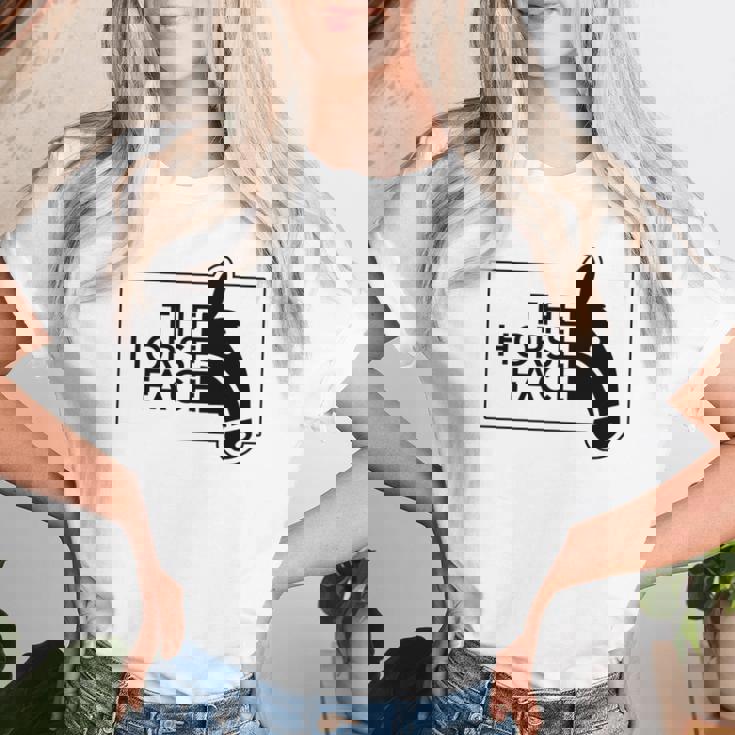 【バックプリント・背中側】ザ・ホース・フェイス The Horse Face 午年 馬 2026 パロディ 長袖tシャツ レディースTシャツ 彼女への贈り物