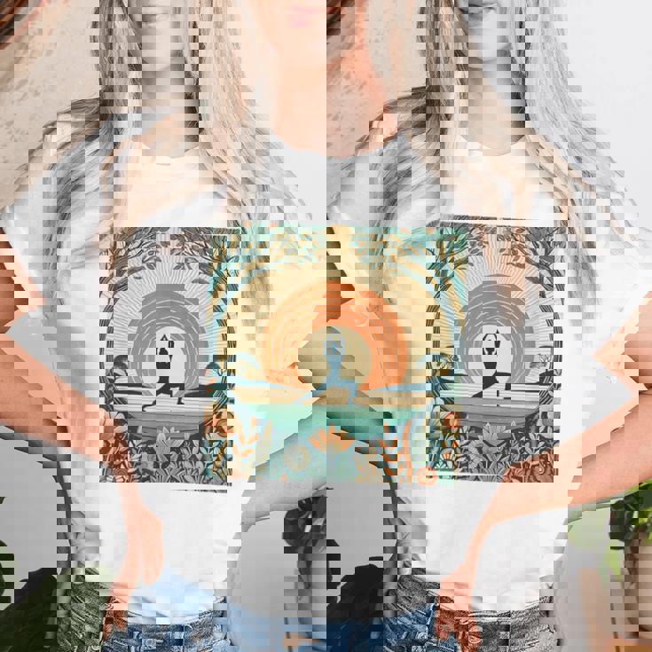 夕焼けの戦士ポーズ、ヨガの自然のイラスト、花柄。 レディースTシャツ 彼女への贈り物