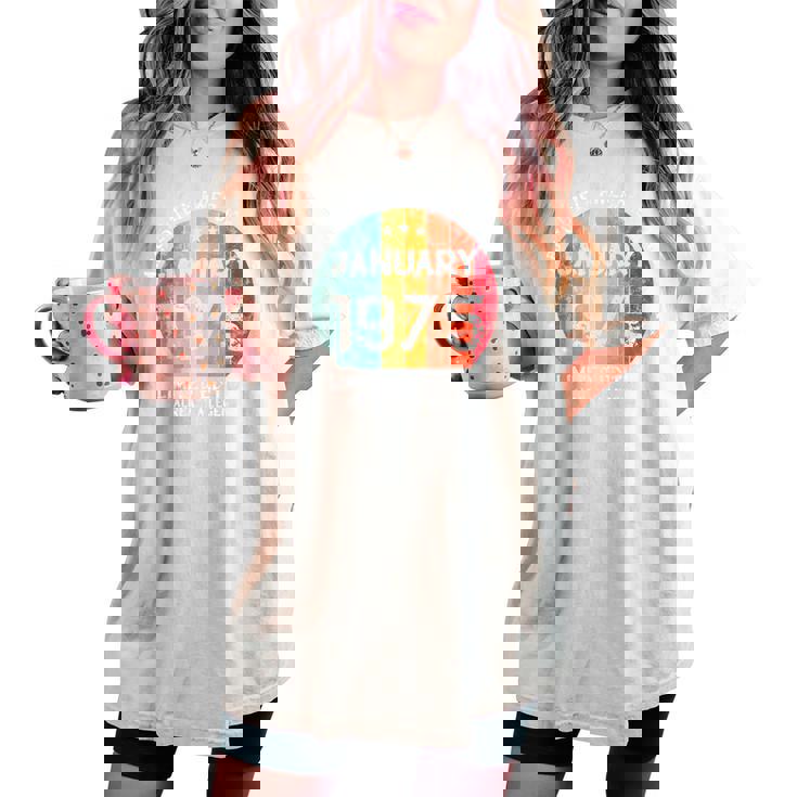 1975年1月以来絶対に素晴らしい男性と女性の誕生日。 レディースオーバーサイズコンフォートTシャツ 1975年1月以来絶対に素晴らしい男性と女性の誕生日。 レディースオーバーサイズコンフォートTシャツ