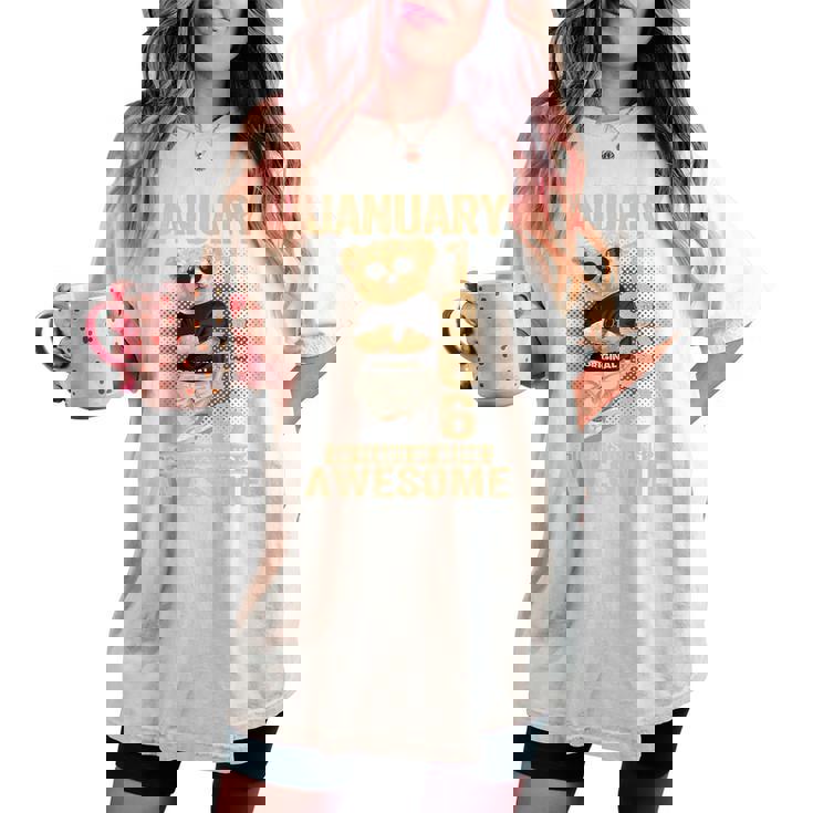 60歳 1966年1月 テディベア 60歳 誕生日 男性 女性 レディースオーバーサイズコンフォートTシャツ 60歳 1966年1月 テディベア 60歳 誕生日 男性 女性 レディースオーバーサイズコンフォートTシャツ