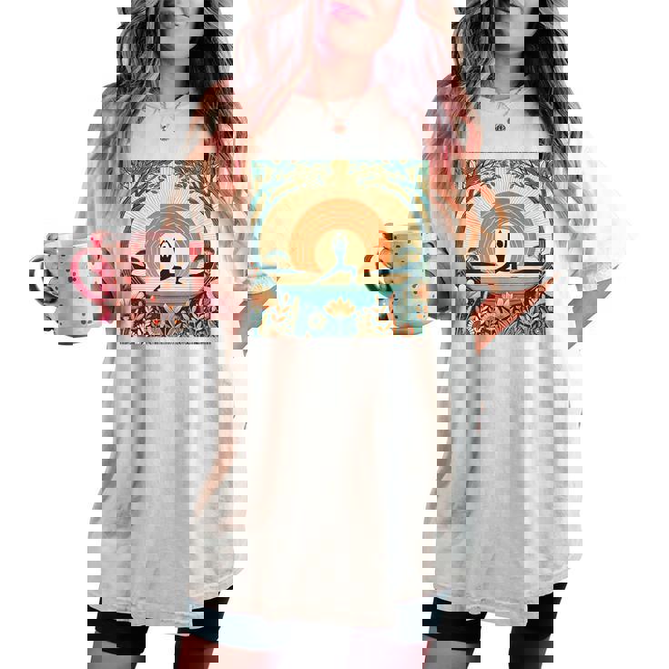 夕焼けの戦士ポーズ、ヨガの自然のイラスト、花柄。 レディースオーバーサイズコンフォートTシャツ