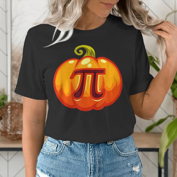 Math Teacher Halloween Costume Pumpkin Pi Pun Pie Men Women's T-Shirt, funny gift