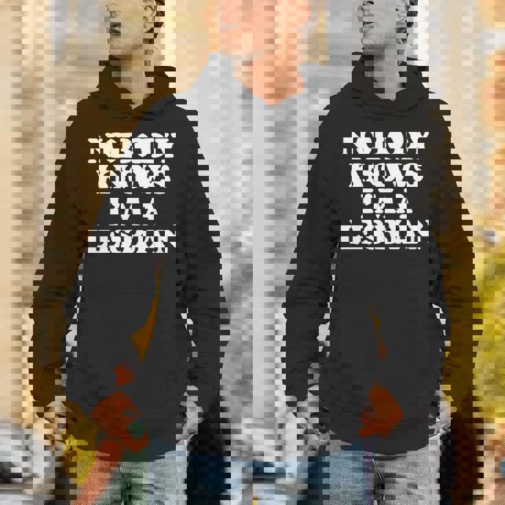 Nobody Knows I'm A Lesbian Gay Lgbtq ユーモア プライド 月 長袖tシャツ パーカー