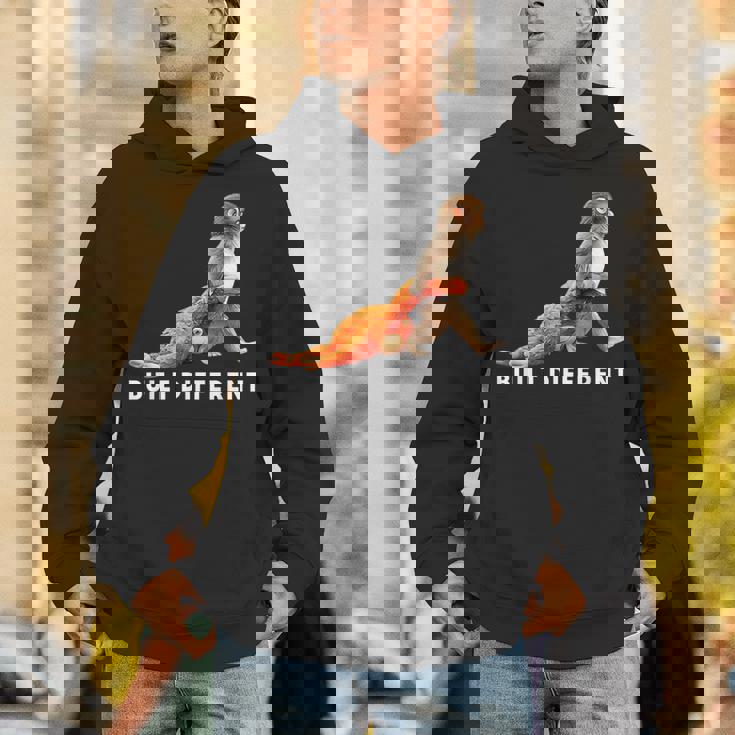 Punch The Monkey Built Different 3 ホワイトテキスト パーカー