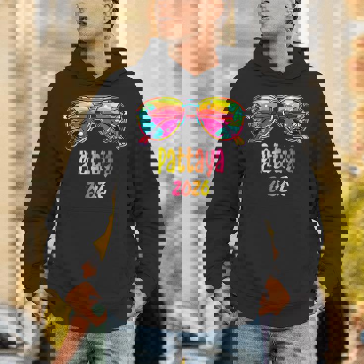 パタヤ 2026 サングラスの服装 パタヤ 2026 パーカー