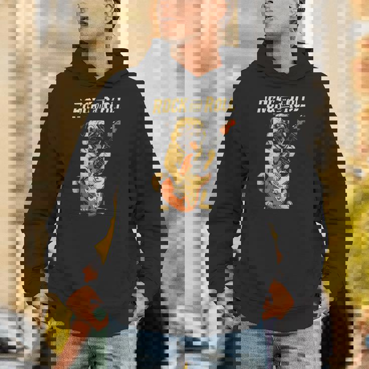 ロックするパグ犬 ギター演奏の面白デザイン パーカー