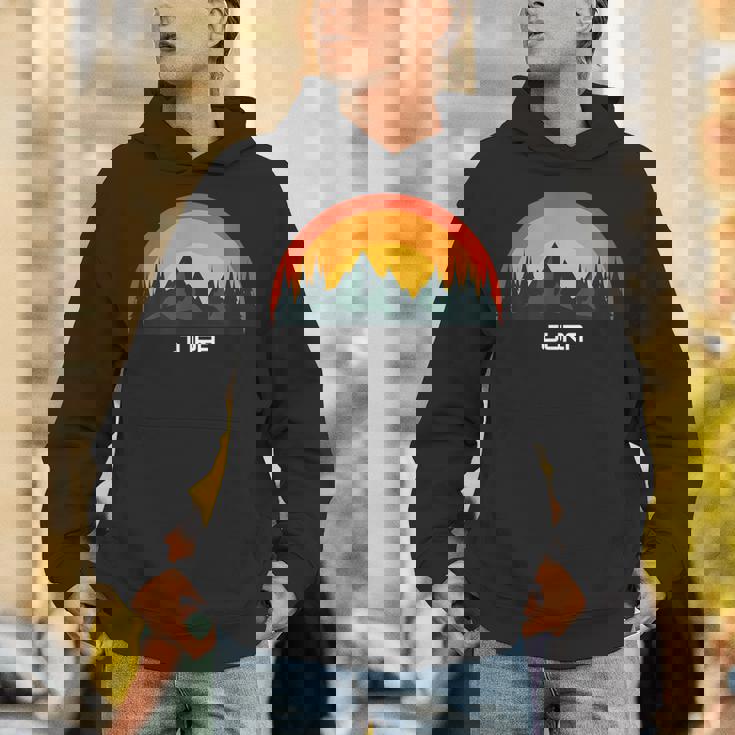 日没のジュラ山脈とハイマートカントン パーカー