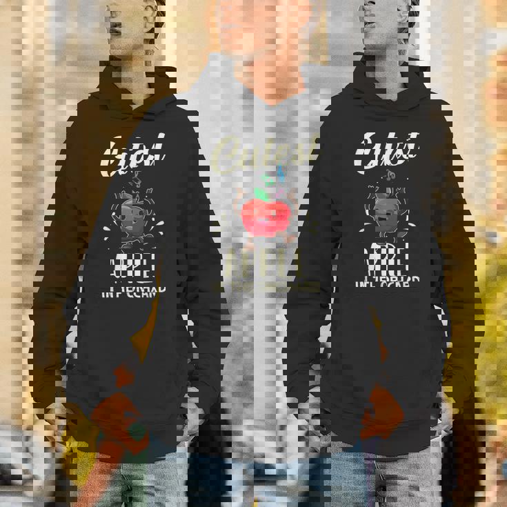 果樹園で一番かわいいリンゴ摘みシーズン。 パーカー