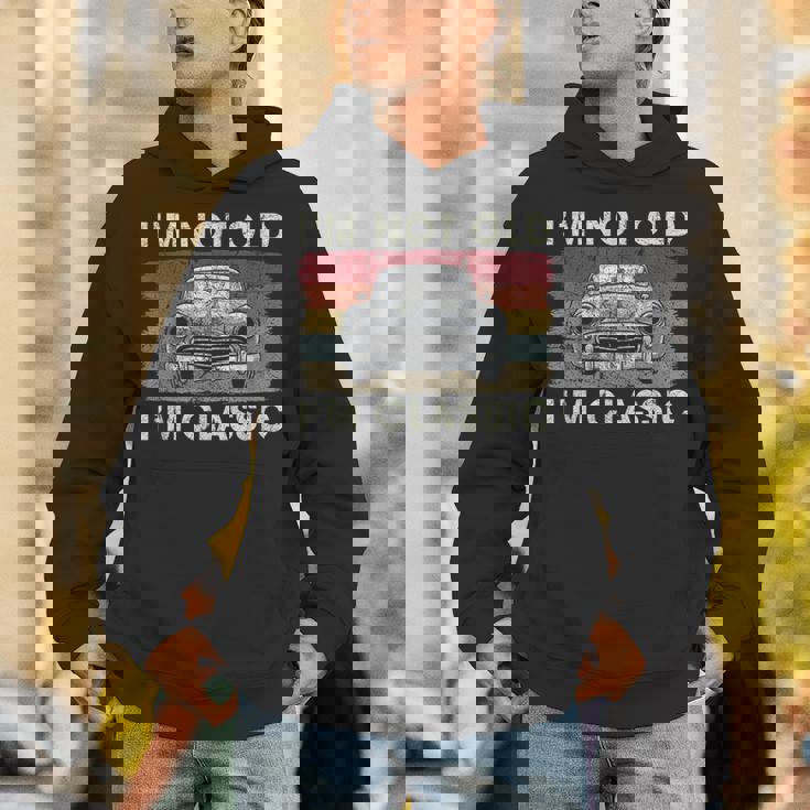 私は年をとっていない私はクラシックで面白い車好きの男性お父さんパパおじいちゃん パーカー