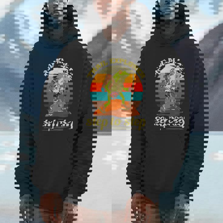 一歩ずつ、面白いカエルのハイキング山 パーカー