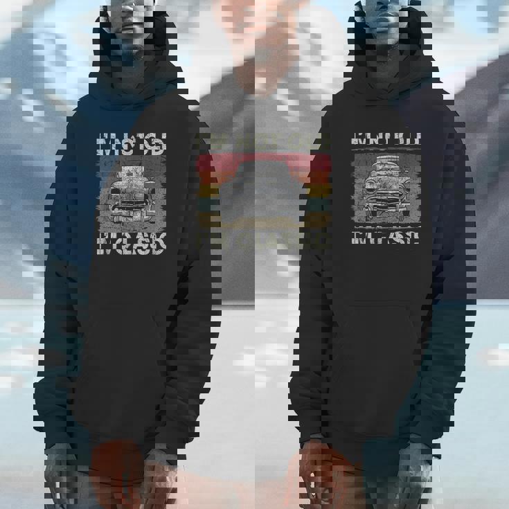 私は年をとっていない私はクラシックで面白い車好きの男性お父さんパパおじいちゃん パーカー