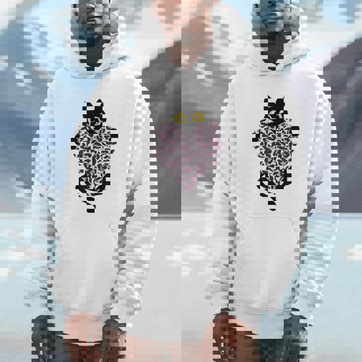 ピンクのヒョウ柄ハートを持つ黒猫 パーカー