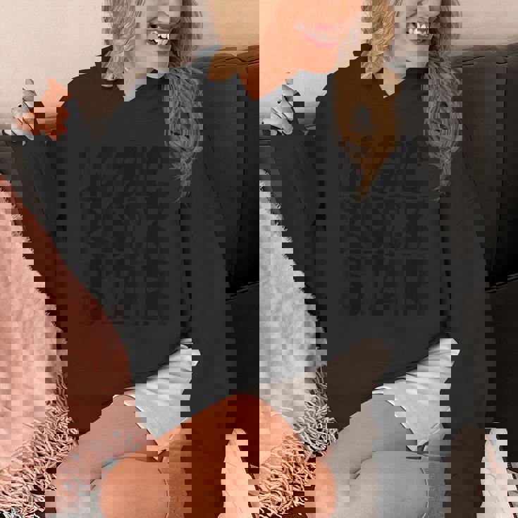 Bold Monochrome Typography パーカー