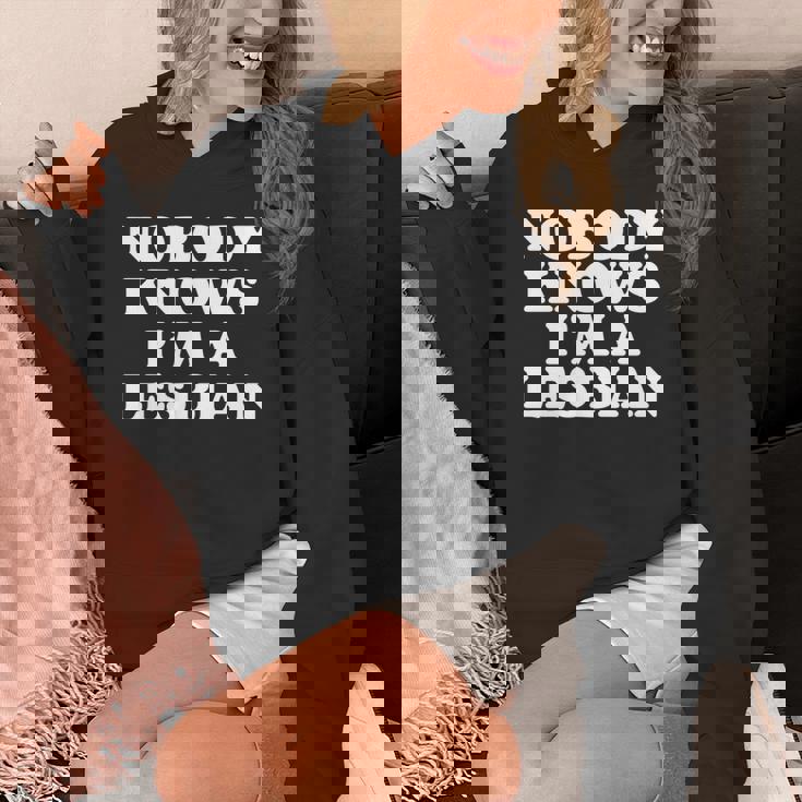 Nobody Knows I'm A Lesbian Gay Lgbtq ユーモア プライド 月 長袖tシャツ パーカー