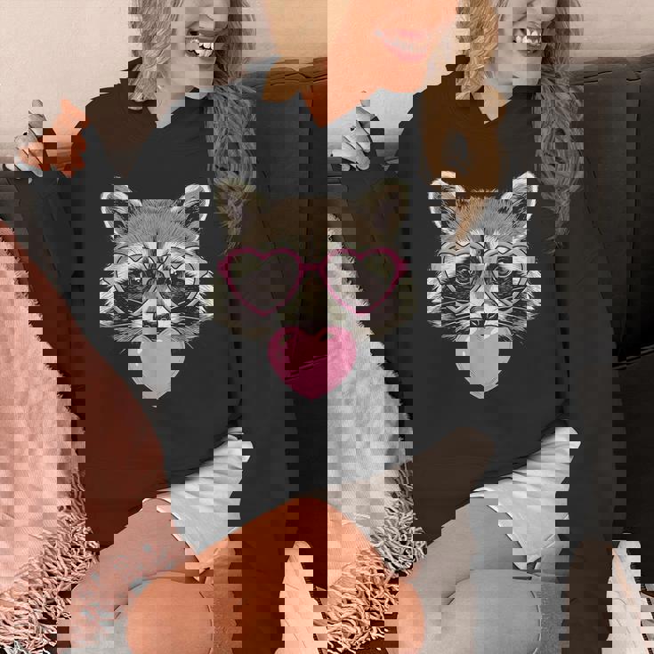 かわいいアライグマが吹くピンクのバレンタイン ハート バブルガム パーカー