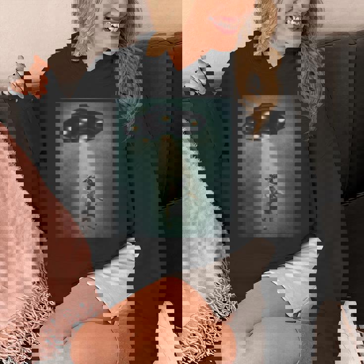 エイリアン誘拐パグ Ufo 面白い宇宙犬デザイン パーカー