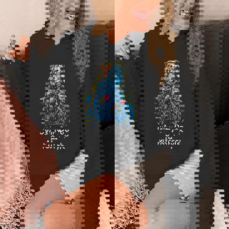 クリスマスのバイクに乗るかわいいイングリッシュブルドッグ。 パーカー