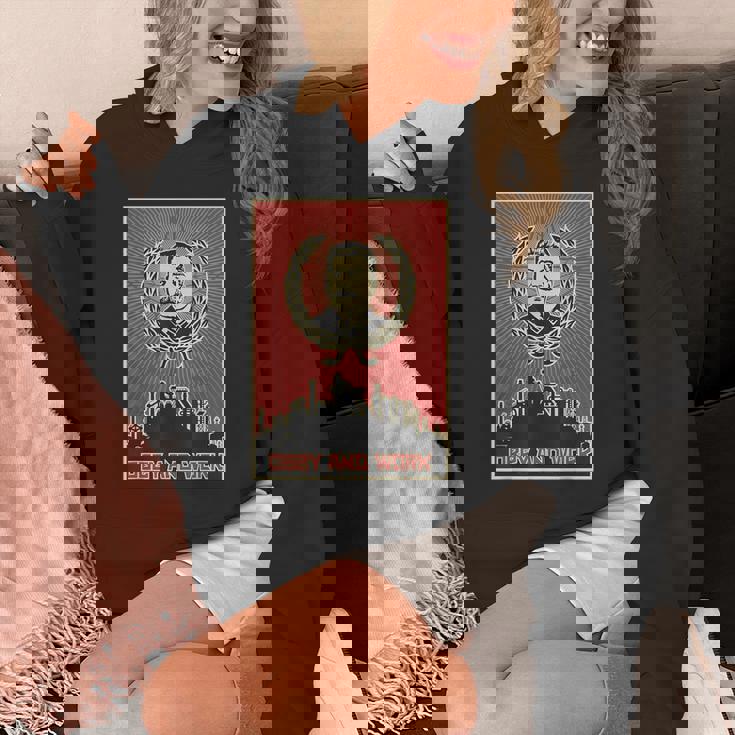 スターリンsovi8ヴィンテージプロパガンダに従い、働きます。 パーカー