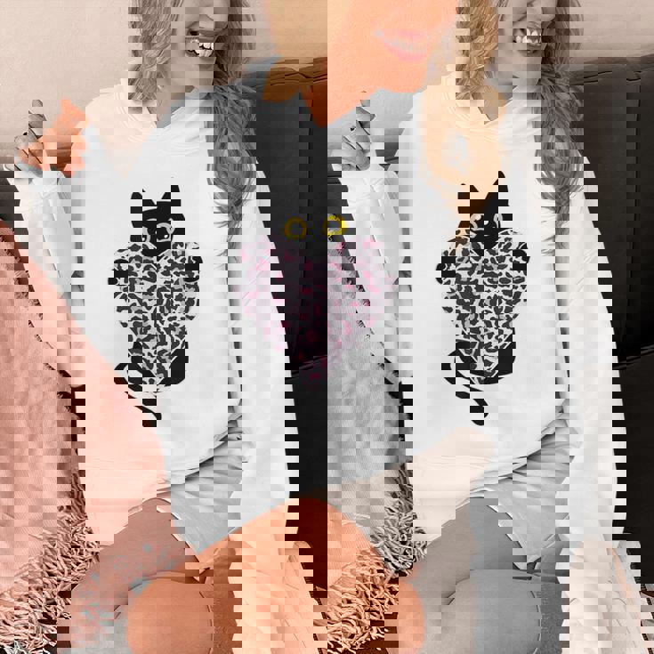 ピンクのヒョウ柄ハートを持つ黒猫 パーカー