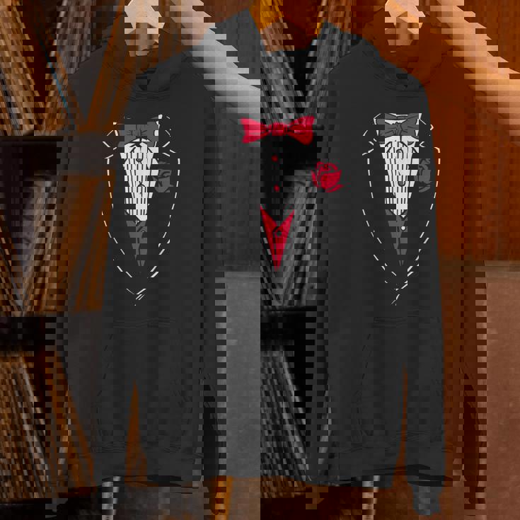 かわいいレッドパピヨンとローズのタキシード。 パーカー